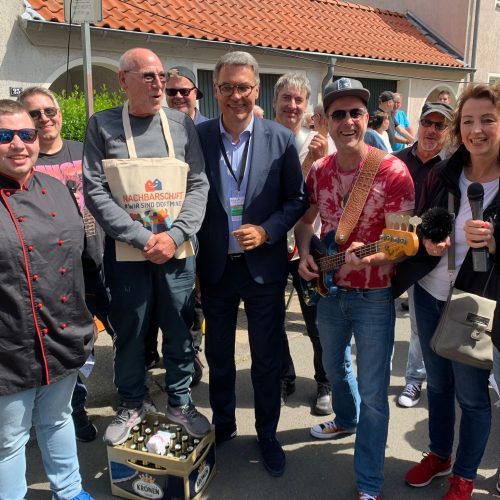 Gruppenbild der Streetkings mit Dortmunder OB Thomas Westphal und Steffi Strecker von Radio DO91.2